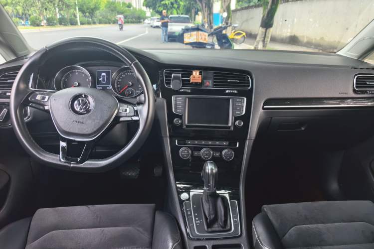 Used Volkswagen Golf 2016 280TSI Automatic Flagship Model Center Console