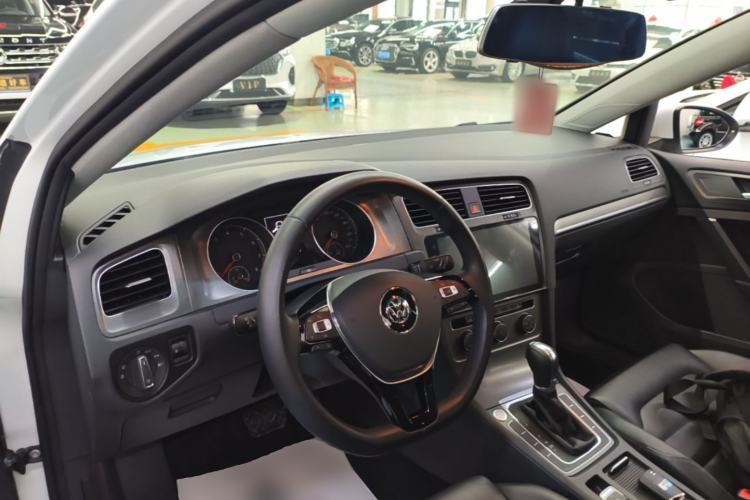 Used Volkswagen Golf 2016 230TSI Automatic Luxury Version Center Console