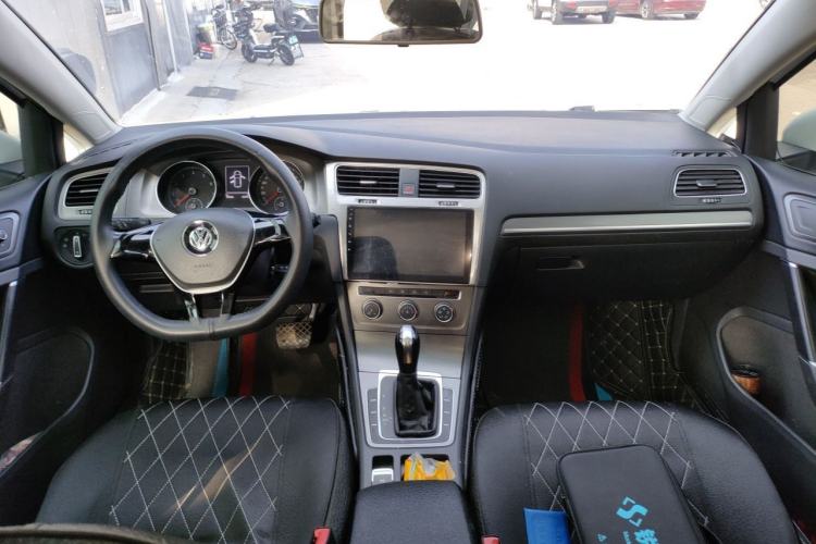 Used Volkswagen Golf 2016 230TSI Automatic Comfort Version Center Console