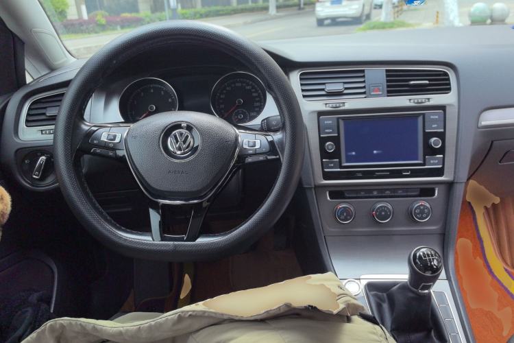 Used Volkswagen Golf 2016 230TSI Manual Comfort Version Center Console