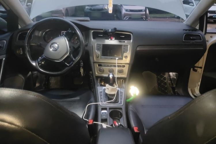 Used Volkswagen Golf 2016 230TSI Automatic Comfort Version Center Console