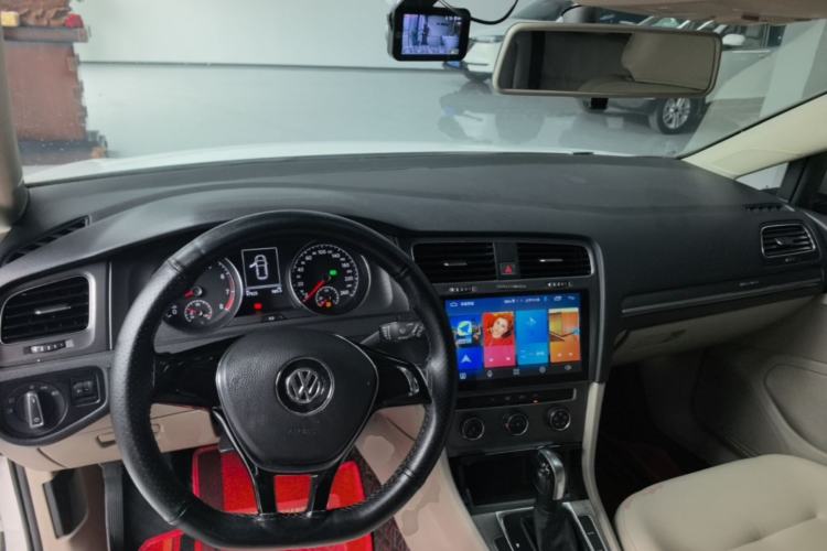 Used Volkswagen Golf 2016 1.6L Automatic Comfort Model Center Console