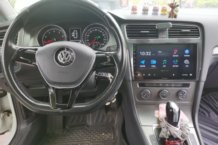 Used Volkswagen Golf 2016 1.6L Automatic Comfort Model Center Console