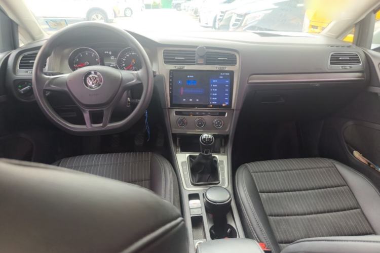 Used Volkswagen Golf 2016 1.6L Manual Fashion Edition Center Console