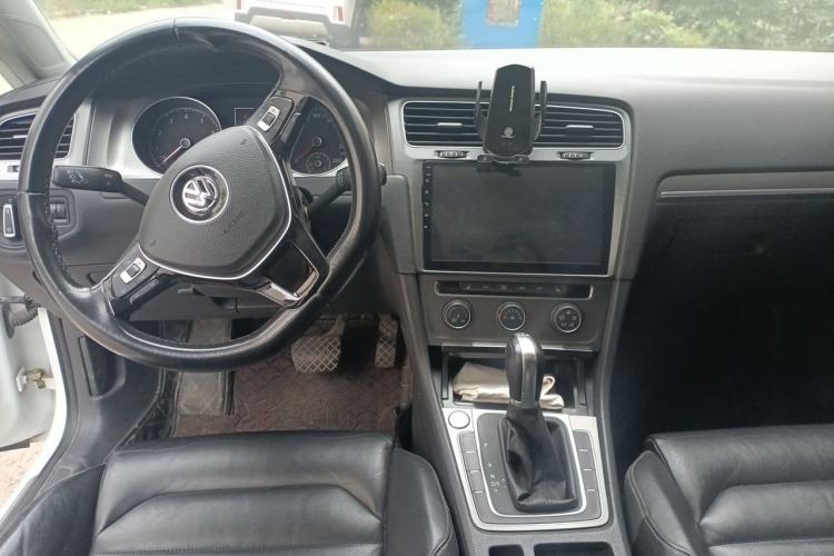 Used Volkswagen Golf 2016 230TSI Automatic Luxury Version Center Console