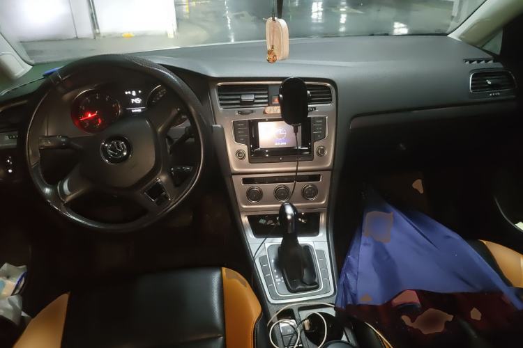 Used Volkswagen Golf 2016 1.6L Automatic Fashion Model Center Console