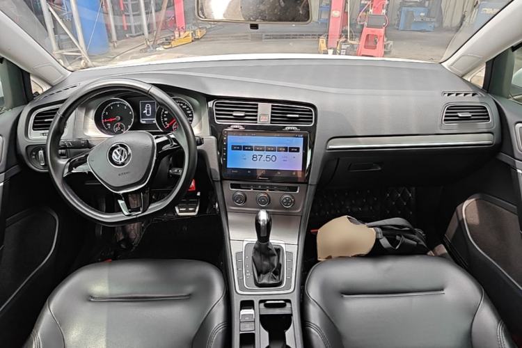 Used Volkswagen Golf 2016 230TSI Automatic Comfort Version Center Console