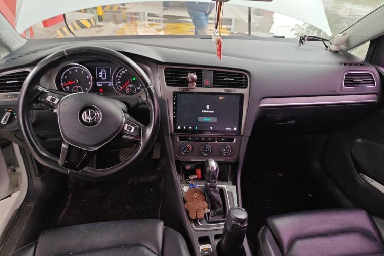 Used Volkswagen Golf 2016 230TSI Automatic Luxury Version Center Console