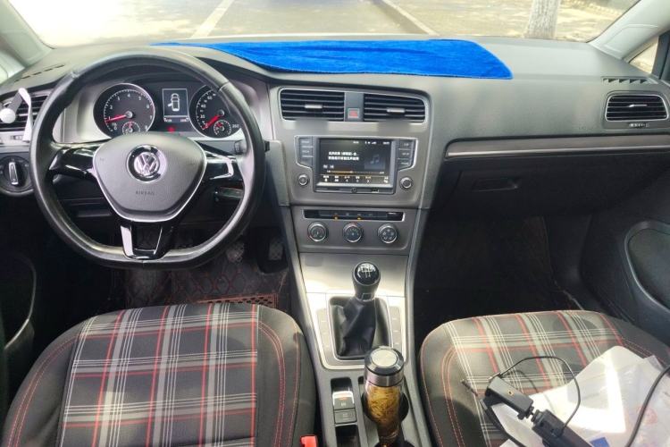 Used Volkswagen Golf 2016 230TSI Manual Comfort Version Center Console