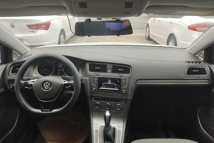 Used Volkswagen Golf 2016 1.6L Automatic Comfort Model Center Console