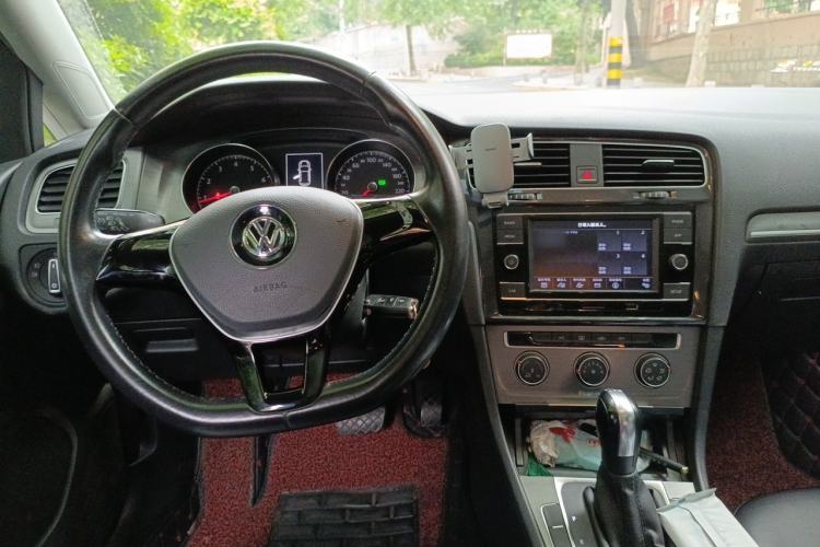 Used Volkswagen Golf 2016 230TSI Automatic Comfort Version Center Console