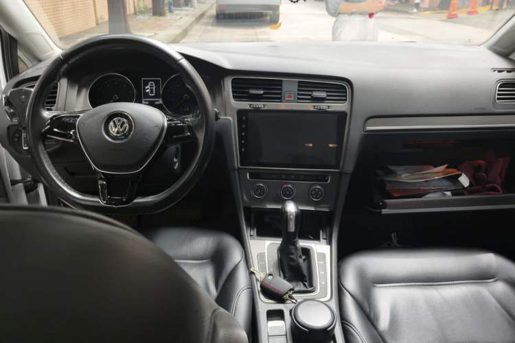 Used Volkswagen Golf 2016 1.6L Automatic Comfort Model Center Console