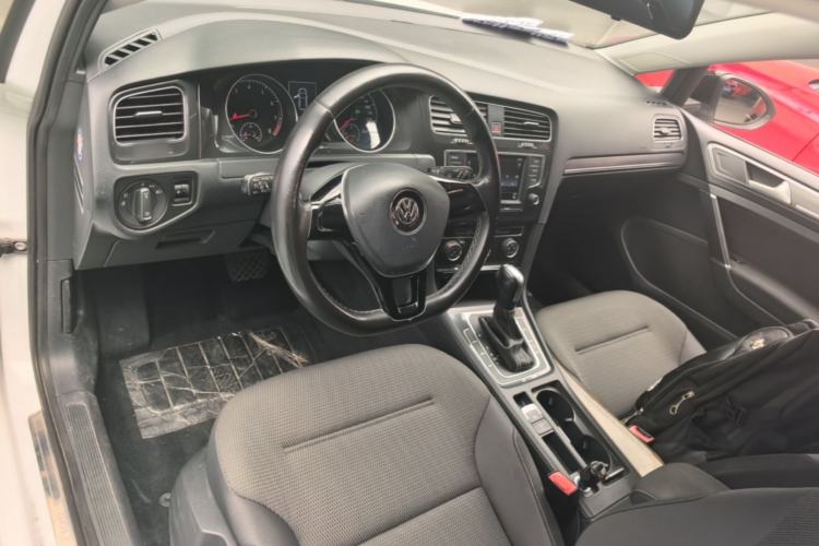 Used Volkswagen Golf 2016 230TSI Automatic Comfort Version Center Console