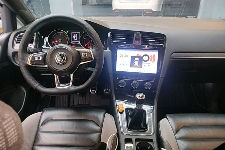Used Volkswagen Golf 2016 1.4TSI Manual R-Line Center Console