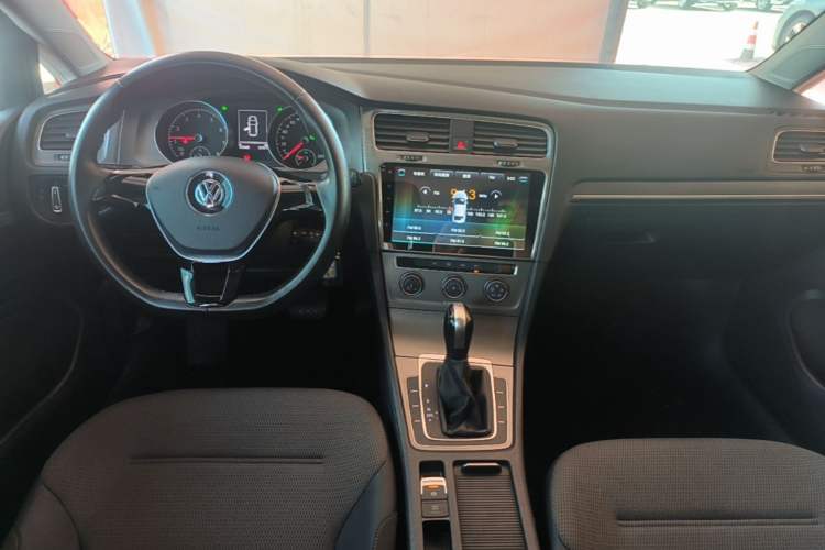 Used Volkswagen Golf 2016 230TSI Automatic Comfort Version Center Console