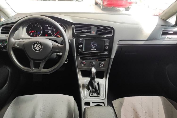 Used Volkswagen Golf 2016 1.6L Automatic Fashion Model Center Console