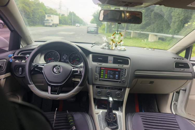 Used Volkswagen Golf 2016 1.6L Automatic Comfort Model Center Console