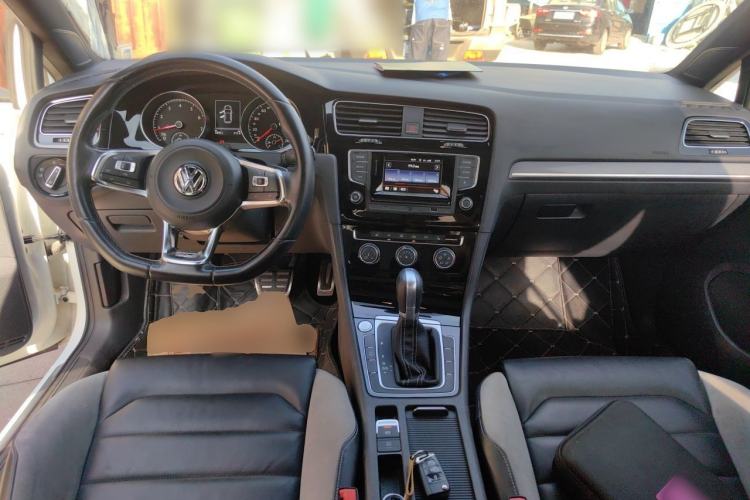 Used Volkswagen Golf 2016 1.4TSI Automatic R-Line Center Console