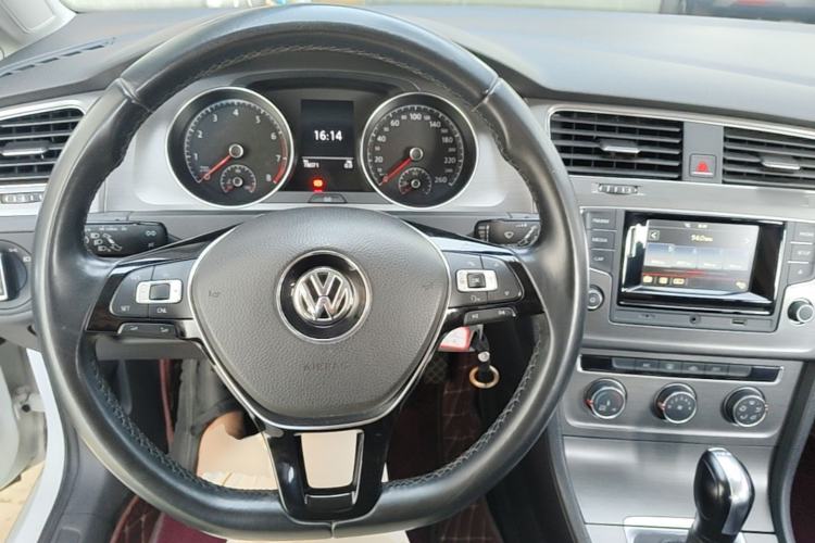 Used Volkswagen Golf 2016 230TSI Automatic Comfort Version Center Console