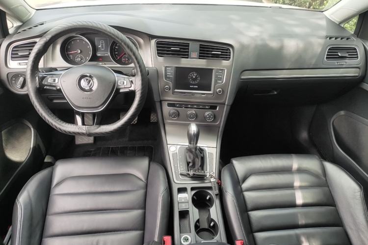 Used Volkswagen Golf 2016 230TSI Automatic Luxury Version Center Console
