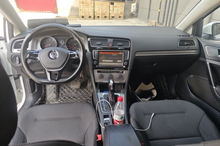 Used Volkswagen Golf 2016 230TSI Automatic Comfort Version Center Console