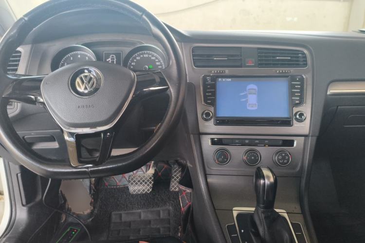 Used Volkswagen Golf 2016 230TSI Automatic Comfort Version Center Console