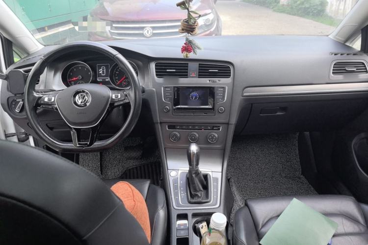 Used Volkswagen Golf 2016 230TSI Automatic Luxury Version Center Console