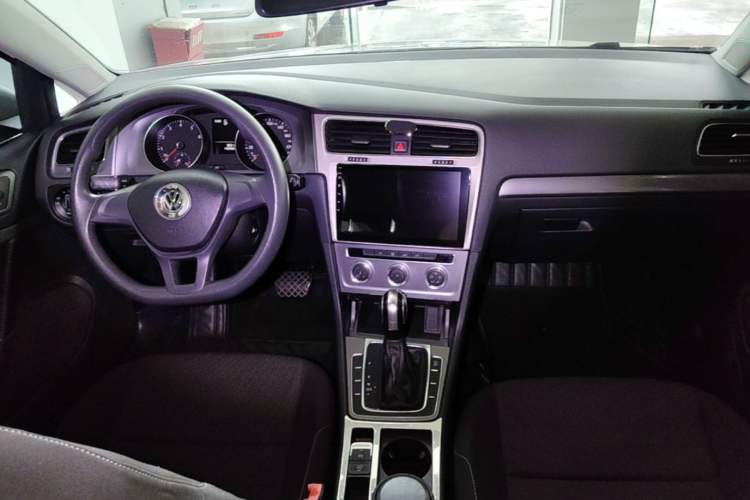 Used Volkswagen Golf 2016 1.6L Automatic Fashion Model Center Console