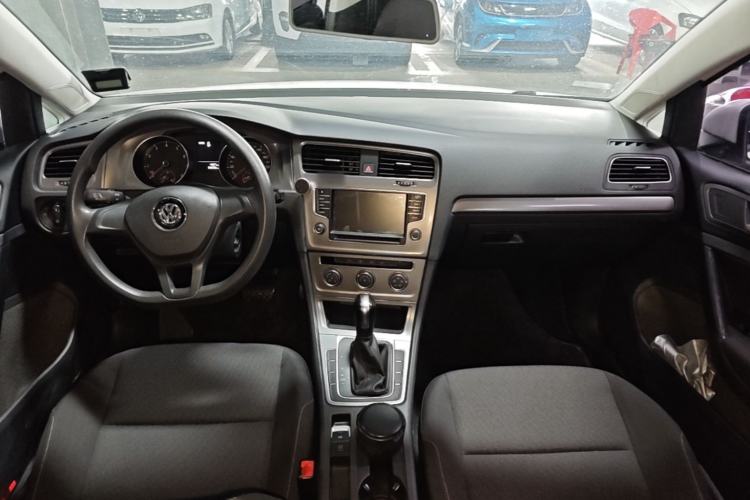 Used Volkswagen Golf 2016 1.6L Automatic Fashion Model Center Console