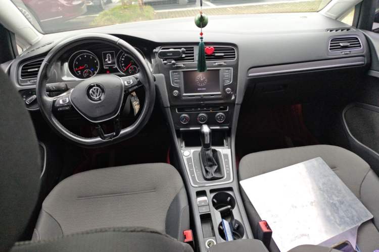 Used Volkswagen Golf 2016 230TSI Automatic Luxury Version Center Console