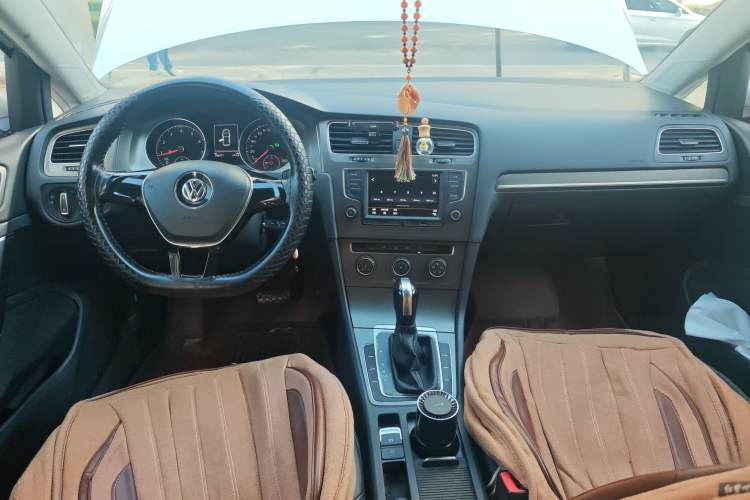 Used Volkswagen Golf 2016 230TSI Automatic Comfort Version Center Console