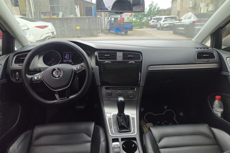 Used Volkswagen Golf 2016 230TSI Automatic Luxury Version Center Console
