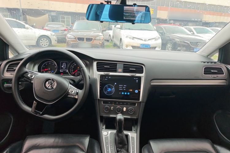 Used Volkswagen Golf 2016 230TSI Automatic Luxury Version Center Console