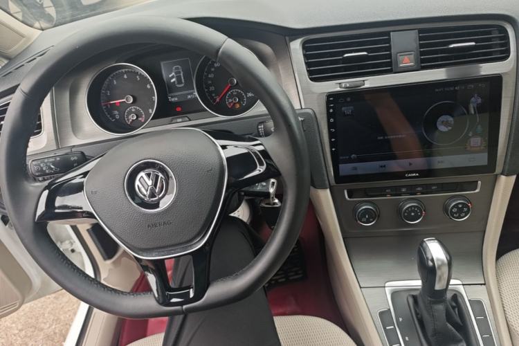 Used Volkswagen Golf 2016 230TSI Automatic Comfort Version Center Console