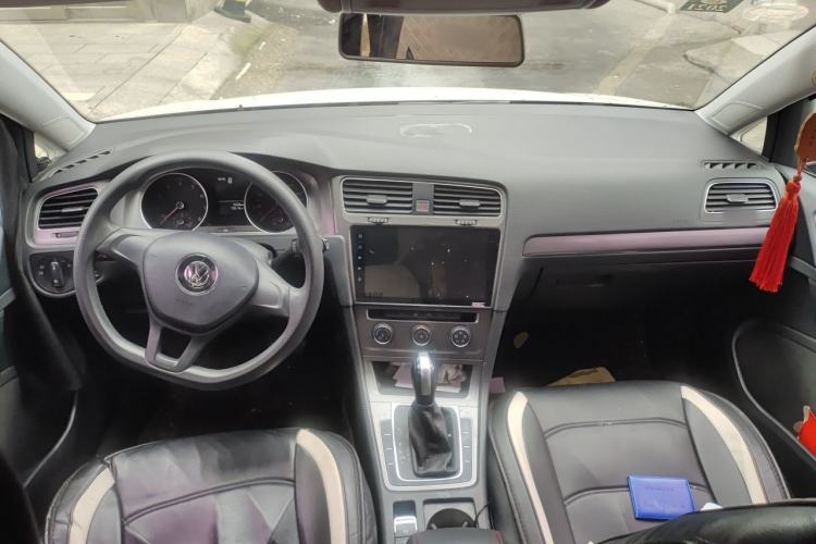 Used Volkswagen Golf 2016 1.6L Automatic Fashion Model Center Console