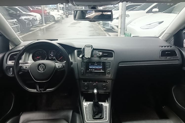 Used Volkswagen Golf 2016 230TSI Automatic Luxury Version Center Console