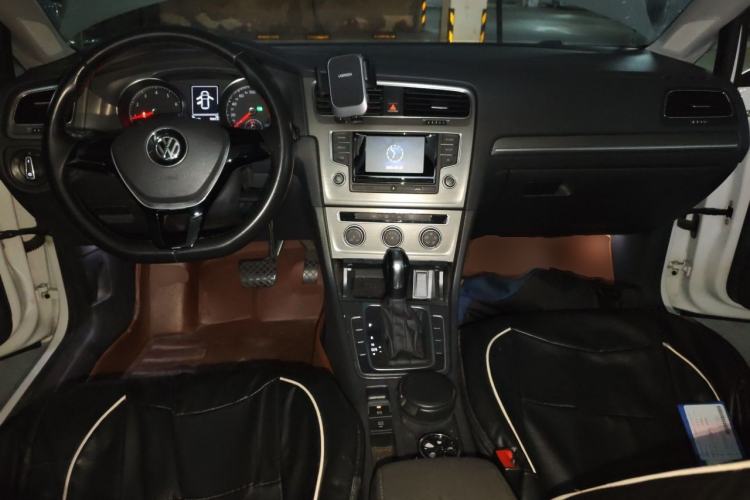 Used Volkswagen Golf 2016 1.6L Automatic Comfort Model Center Console
