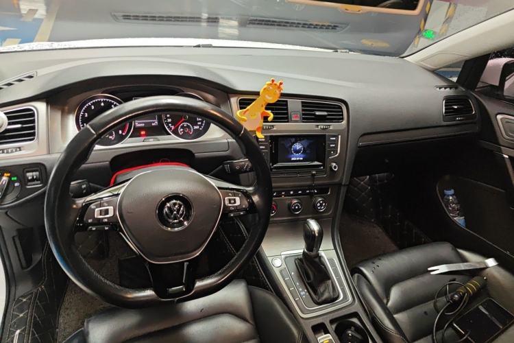 Used Volkswagen Golf 2016 230TSI Automatic Luxury Version Center Console