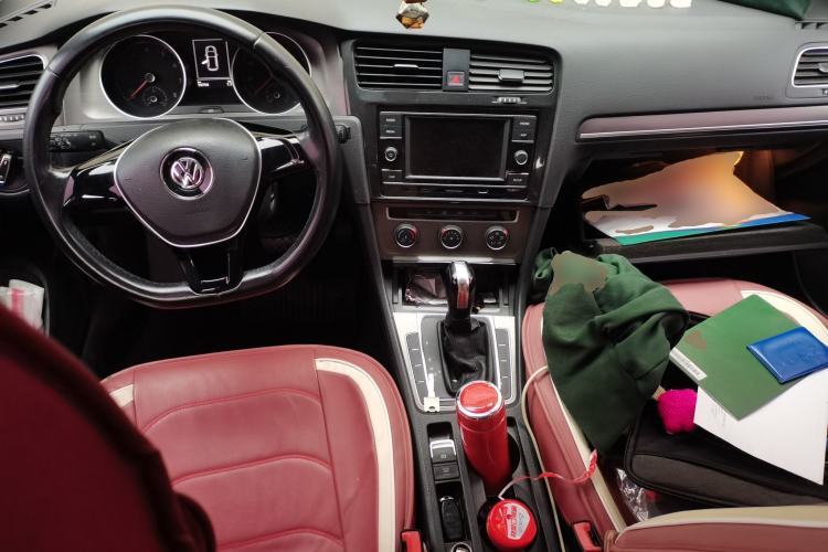 Used Volkswagen Golf 2016 230TSI Automatic Comfort Version Center Console