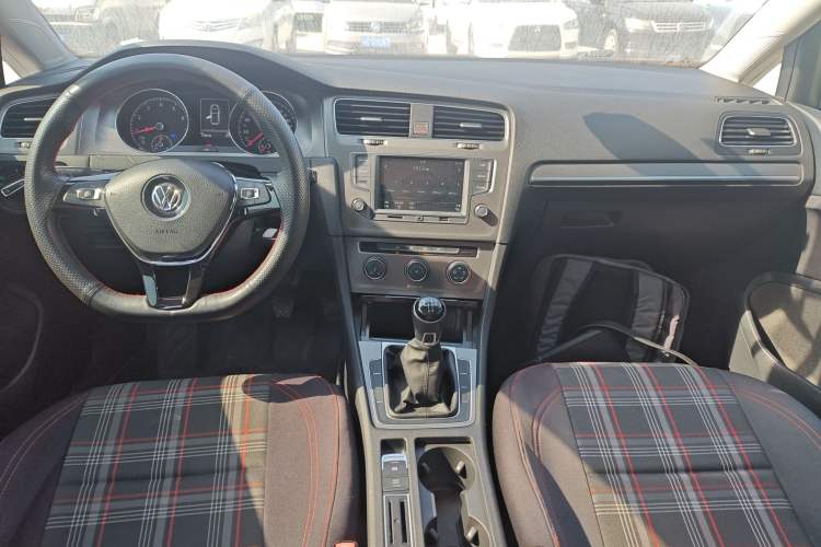 Used Volkswagen Golf 2016 230TSI Manual Comfort Version Center Console