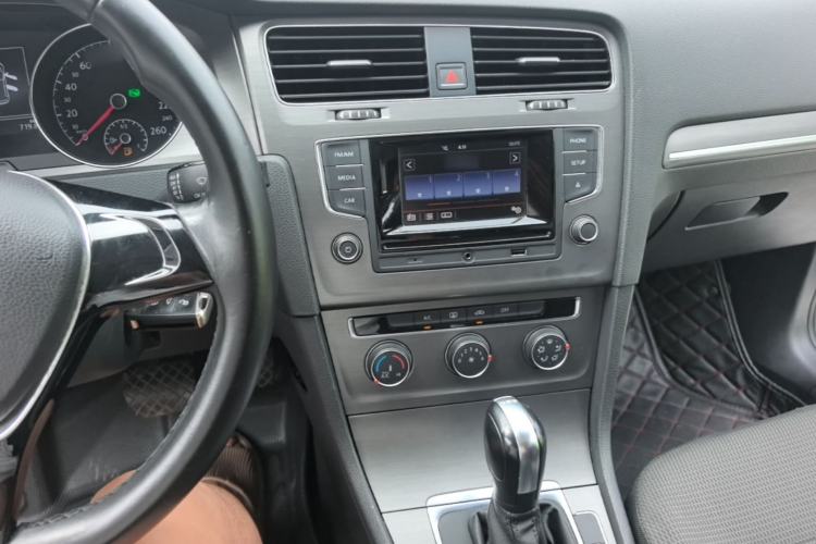 Used Volkswagen Golf 2016 230TSI Automatic Comfort Version Center Console