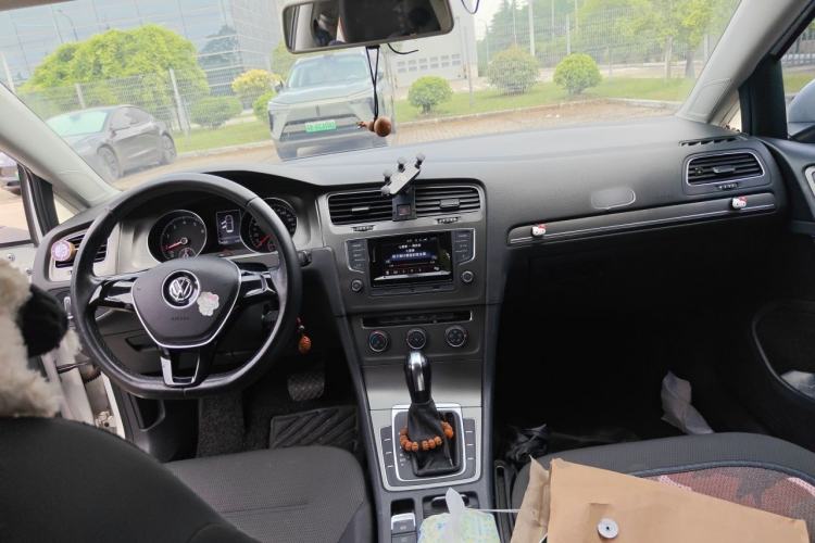 Used Volkswagen Golf 2016 1.6L Automatic Comfort Model Center Console