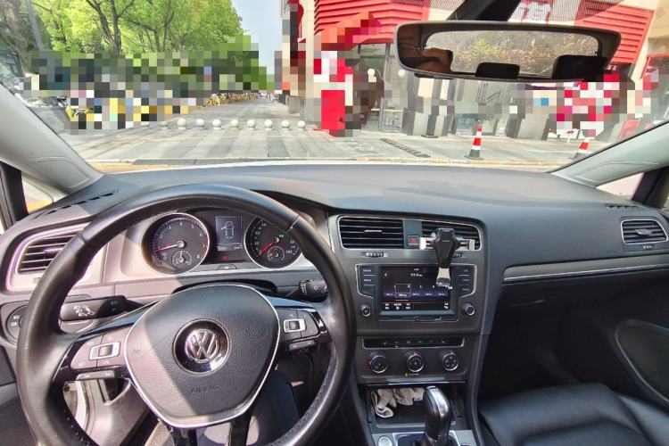 Used Volkswagen Golf 2016 230TSI Automatic Luxury Version Center Console