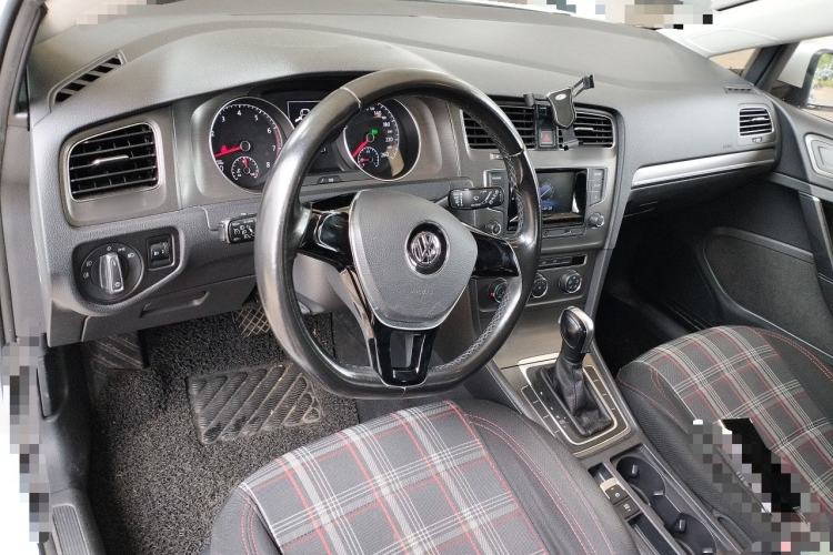 Used Volkswagen Golf 2016 230TSI Automatic Comfort Version Center Console