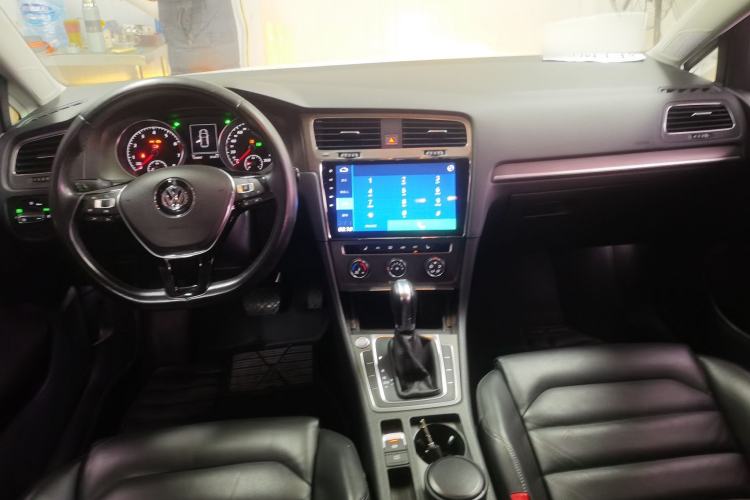 Used Volkswagen Golf 2016 230TSI Automatic Luxury Version Center Console