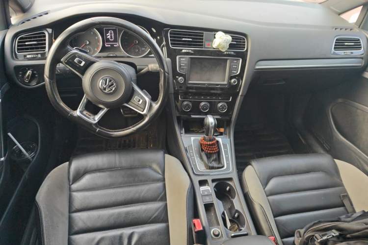 Used Volkswagen Golf 2016 1.4TSI Automatic R-Line Center Console