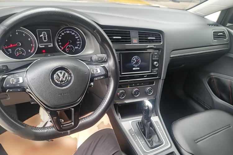 Used Volkswagen Golf 2016 230TSI Automatic Comfort Version Center Console
