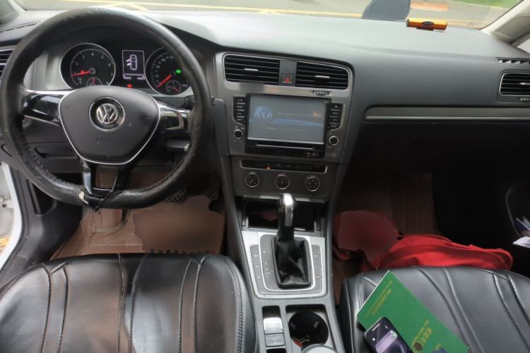 Used Volkswagen Golf 2016 230TSI Automatic Comfort Version Center Console