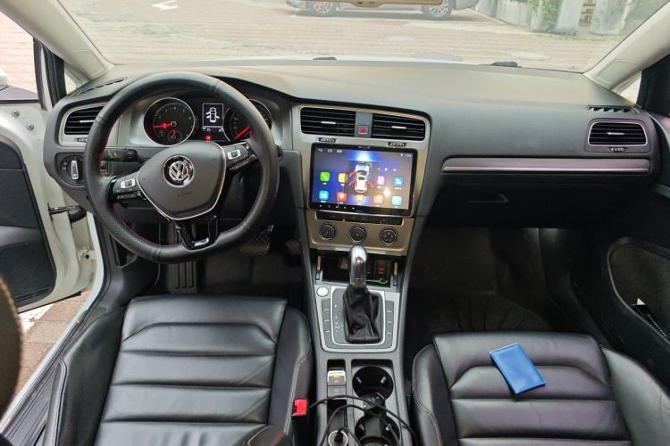 Used Volkswagen Golf 2016 230TSI Automatic Luxury Version Center Console