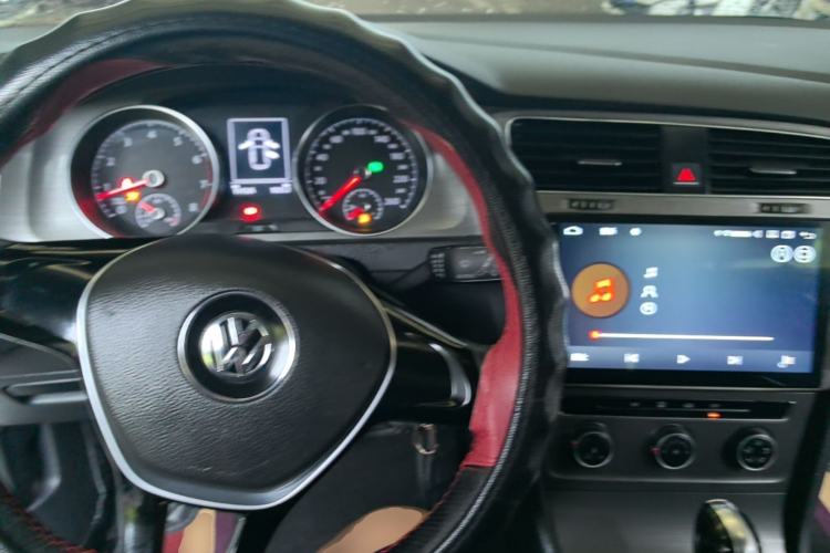 Used Volkswagen Golf 2016 230TSI Automatic Comfort Version Center Console